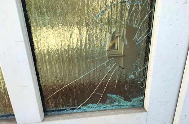 Razbito steklo na  vhodnih vratih prostorov Islamske skupnosti