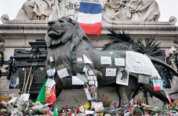 Spomenik na pariškem Place de la Republique je postal žalni oltar 