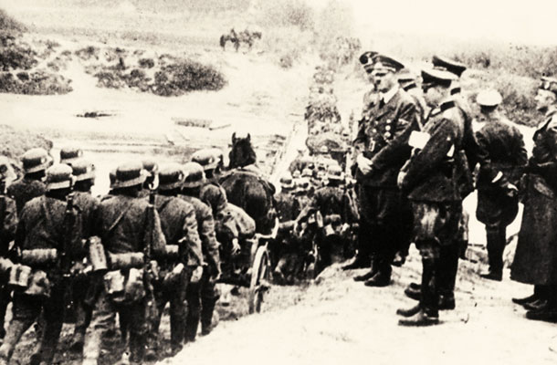 Hitler nadzira pohod čet na Poljskem septembra 1939 