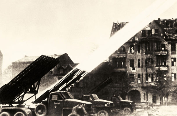 Stalinove orgle oziroma Katjuše, večcevni raketomet Rdeče armade, ki je s svojim oglušujočim zvokom pri Nemcih povzročil granatni šok. 