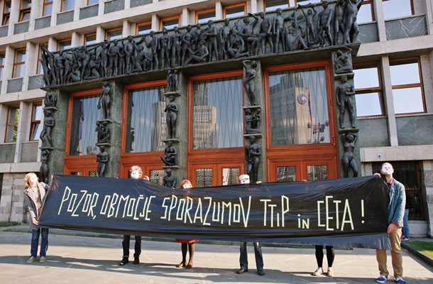 Protest proti TTIP-ju pred državnim zborom