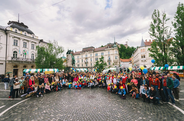 Skupinska slika udeležencev Veselega dneva prostovoljstva v Ljubljani, ki se ga je udeležilo več kot 80 prostovoljskih organizacij