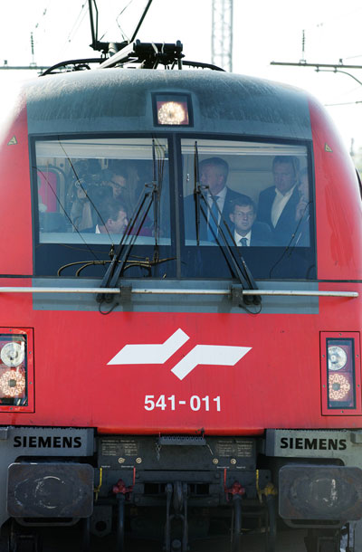 Foto tedna Predsednik vlade Miro Cerar se je na obisk v Luko Koper odpeljal z vlakom.