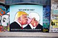 Brata v norosti: Donald Trump in Boris Johnson na grafitu v Bristolu