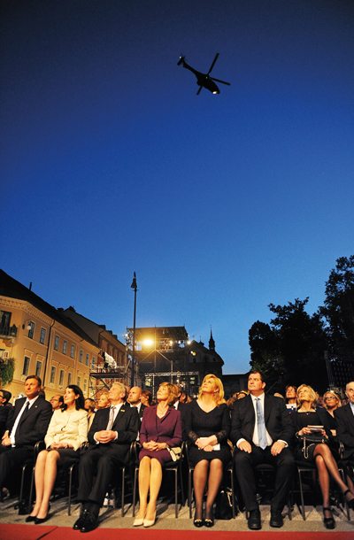 Osrednja slovesnost ob dnevu državnosti, na kateri je visoke goste preletavalo tudi slovensko vojno letalstvo, Kongresni trg, Ljubljana
