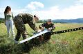 Ministrica za obrambo Andreja Katič opazuje premierno izstrelitev prvega vojaškega brezpilotnega letala, vojaško vadišče Bač