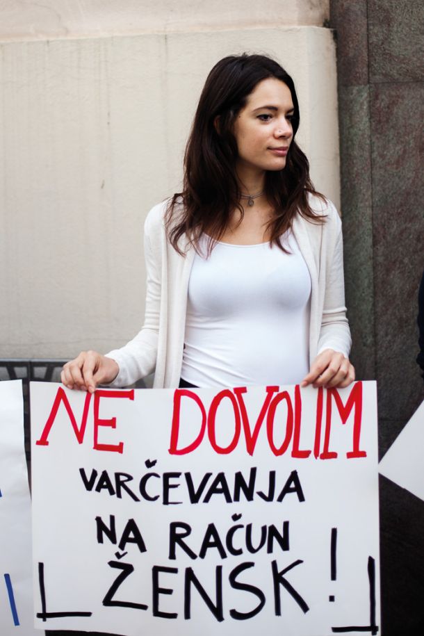 Protest proti ukinitvi brezplačne kontracepcije, na katerem so želeli opozoriti na pravico žensk, da odločajo o svojem telesu, pred vladno palačo v Ljubljani 