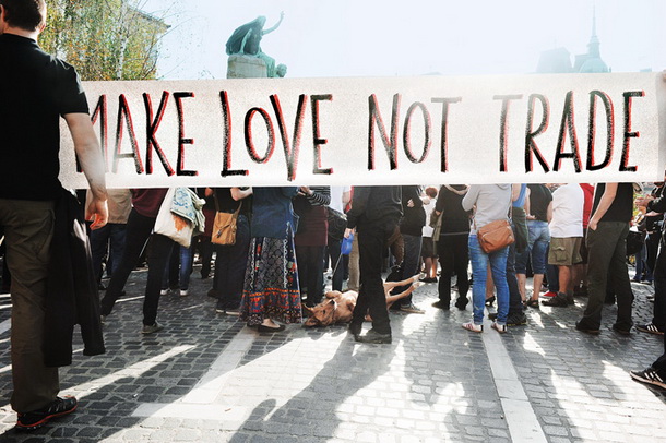 Protest proti tajnim trgovinskim sporazumom na Prešernovem trgu v Ljubljani