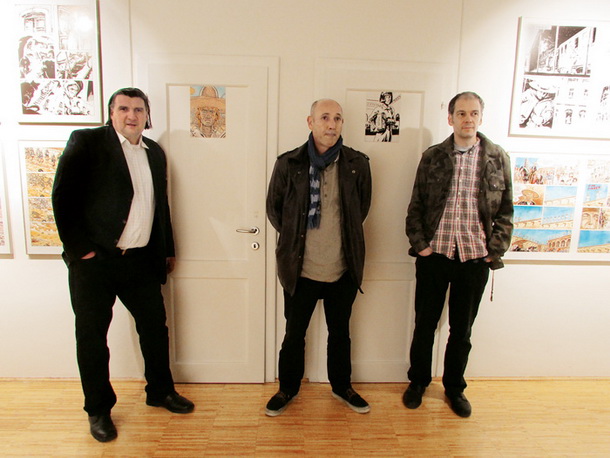 Zoran Smiljanić, Marijan Pušavec in Jakob Klemenčič pred straniščem dunajske Hiše literature 