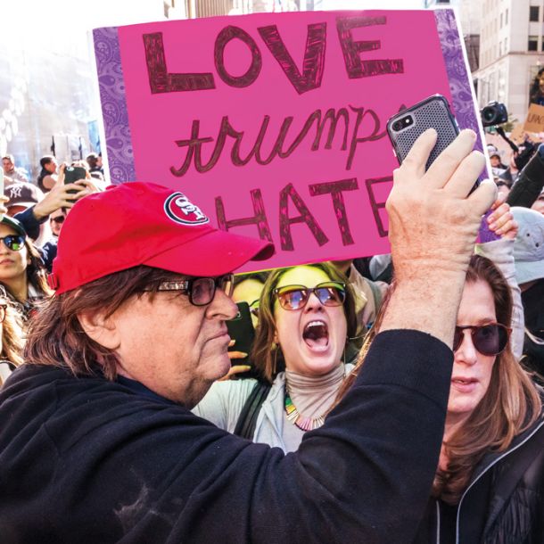 Upor gre naprej: Michael Moore na demonstracijah proti Trumpu v New Yorku /