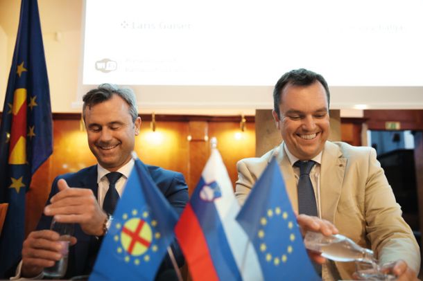 Predsedniški kandidat svobodnjakov Norbert Hofer (levo) med predvolilnim obiskom v Ljubljani 