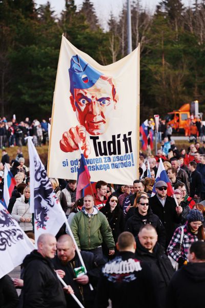 Šenčur pri Kranju, 20. februar. Domobranski plakat na protestu proti vzpostavitvi centra za migrante. Narisal ga je češki migrant Jože Beránek