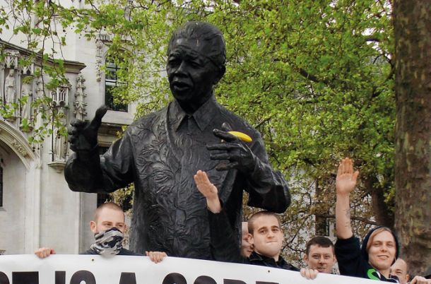 Mladi nacisti pred spomenikom Nelsona Mandele v Londonu