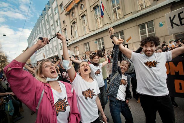 Podporniki kampanje Break free, ki se zavzema za opustitev fosilnih goriv, pred vladnim poslopjem trgajo simbolične okove, Ljubljana