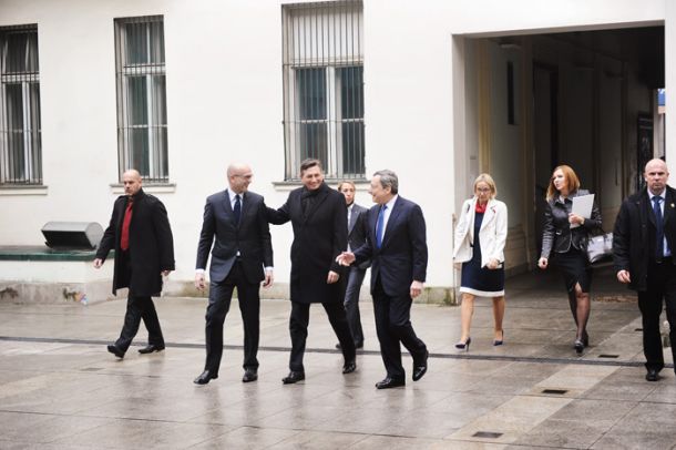 Boštjana Jazbeca je v začetku leta 2013 za guvernerja predlagal predsednik države Borut Pahor. Na sliki ob deseti obletnici uvedbe evra z mecenom Mariem Draghijem, predsednikom Evropske centralne banke (ECB) 2. februarja 2017.