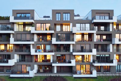 Objekti F5 v soseski Zeleni gaj; avtor: projektivni biro Multiplan. Bloki so vzorčni primer, kako je mogoče ponovljivo, cenovno optimirano stanovanjsko gradnjo z najracionalnejšimi materiali narediti zanimivo – s prefinjeno uporabo volumnov balkonov in lož za shranjevanje. Spadajo v lastniški del soseske. 