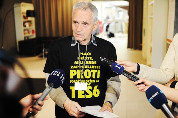 Pobudniku referenduma o drugem tiru Viliju Kovačiču še ni uspelo natisniti novih majic.