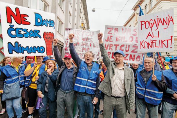 Prihodnost je v združevanju: voditelji treh največjih central, Dušan Semolič (ZSSS), Branimir Štrukelj (SVIZ) in Jakob Počivavšek  (Pergam), so s skupnimi protesti že večkrat izkazali pripravljenost na preseganje delitev med sindikati. (Na fotograﬁji pred vlado leta 2016).