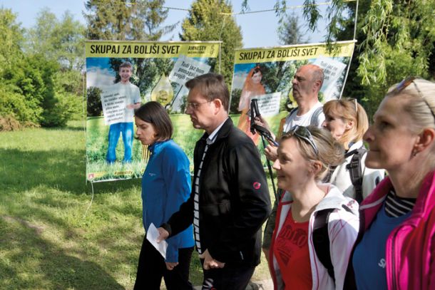Foto tedna: Premier Miro Cerar na pohodu po poteh okupirane Ljubljane, sobota, 6. maja. V ozadju plakata nevladne organizacije Amnesty International.