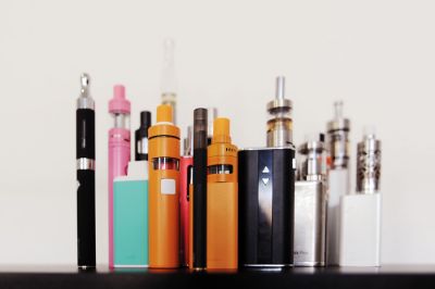 Elektronske cigarete so vseh možnih barv in oblik, vse manj pa jih spominja na klasične cigarete. 