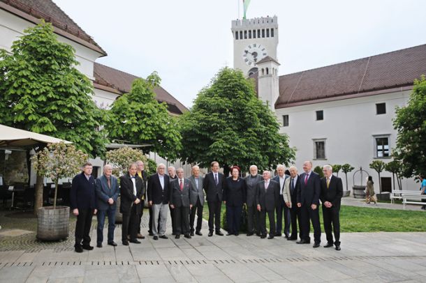 Tradicionalno srečanje članov osamosvojitvene vlade brez Janeza Janše, Igorja Bavčarja in Dimitrija Rupla.