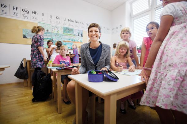 Ministrica za šolstvo Maja Makovec Brenčič med promocijskim obiskom ene od osnovnih šol