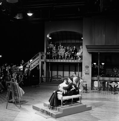 Nikita Hruščov med ogledom snemanja mjuzikla Can-can v hollywoodskem studiu 20th Century Fox s Frankom Sinatro in Shirley MacLaine v glavnih vlogah 