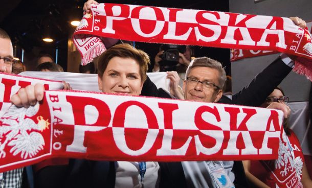Poljska premierka Beata Szydlo je zagotovila, da vlada v nameri politične podreditve sodstva »ne bo popustila pritiskom z ulice in iz tujine«.