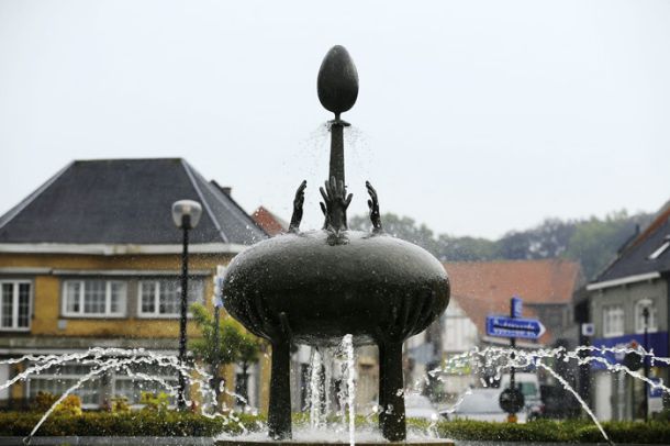 Vodnjak, posvečen jajcem, v belgijskem mestu Kruishoutem 