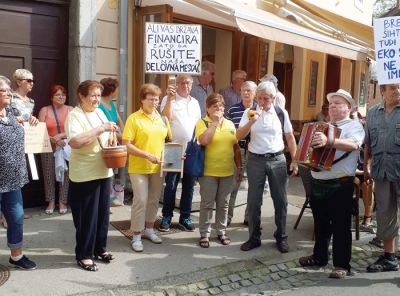 Prebivalci Hoč in okoliških občin so v Ljubljani pred sedežem okoljevarstvenih organizacij, ki so razmišljale o pritožbi, pripravili protestni shod.