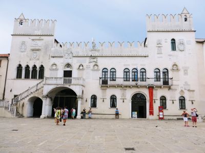 Pretorska palača v Kopru. Mala loža je na levi strani zunanjega stopnišča, pod malim obokom