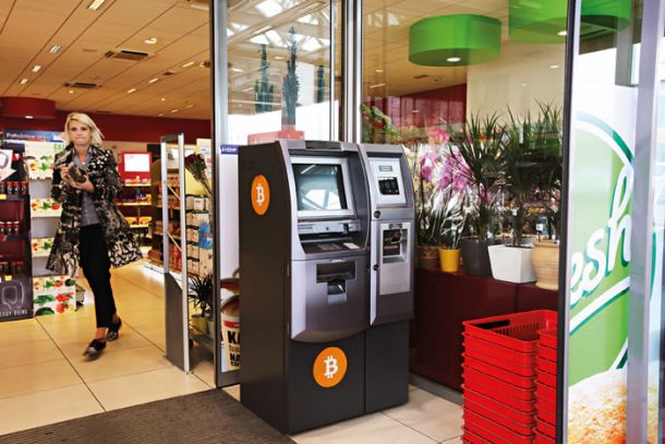 Bitcoin bankomat na Petrolovem servisu, kjer špekulacije z virtualnimi valutami reklamirajo pod sloganom »Natočite bitcoine na Petrolovi bencinski črpalki«. 
