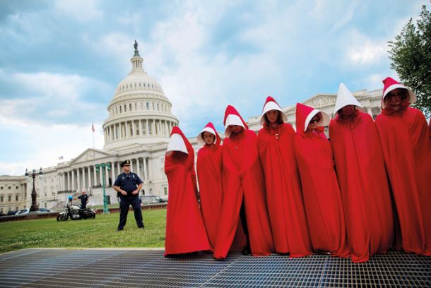Ženske, oblečene v kostume iz serije Deklina zgodba, v Washingtonu kot oblika protesta zoper Trumpovo politiko do žensk