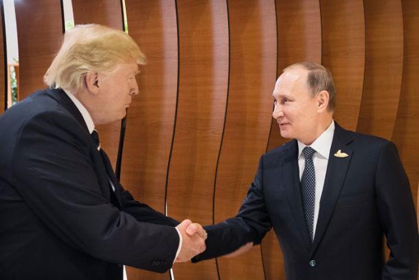 Donald Trump in Vladimir Putin na srečanju voditeljev G20 v Hamburgu julija letos