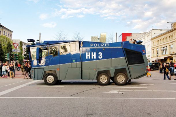 Moderni vodni top nemške policije, ki ga je zdaj dobila tudi slovenska