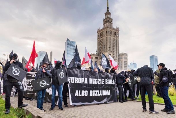 Poljski nacionalisti z napisom »Evropa bo bela ali pa neposeljena!
