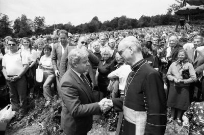 Stisk roke predsednika Milana Kučana in ljubljanskega nadškofa dr. Alojzija Šuštarja na spravni slovesnosti, Kočevski rog, 8. julij 1990 