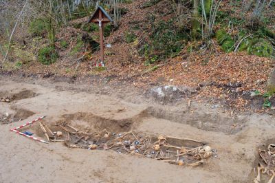 Okostja pobitih romskih družin, izkopana v gozdu ob Iški vasi blizu Iga.