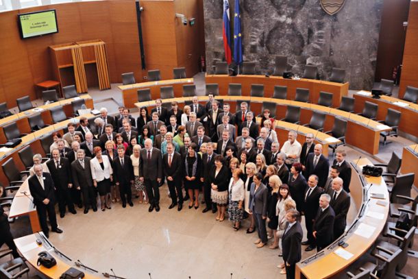 Aktualna parlamentarna posadka po prvi plenarni seji 