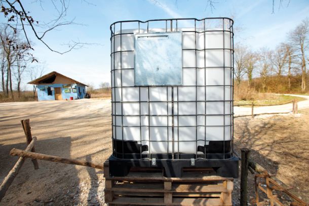 Cisterna za »pitno« vodo v romskem naselju Dobruška vas 