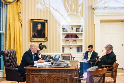 Donald Trump med telefonskim pogovorom  z avstralskim predsednikom vlade. Prisotna sta še Stephen Bannon, glavni politični strateg, in Michael Flynn, svetovalec za varnost.