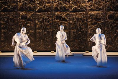Skupino Sankai Juku sestavlja druga generacija buto plesalcev iz šole velikih Tatsumija Hijikate in Kazua Ohna. 