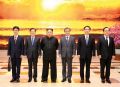 Severnokorejski voditelj Kim Džong z delegacijo južnokorejske vlade