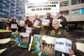 Predstavniki kampanje Rešimo Muro z zbranimi 77 tisoč podpisi proti gradnji hidroelektrarne na Muri