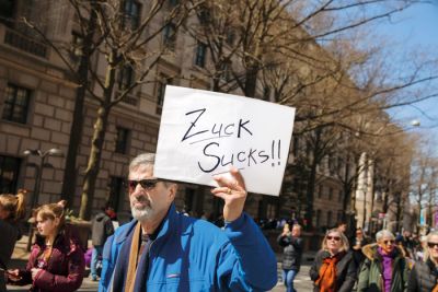 Protest proti ustanovitelju Facebooka Marku Zuckerbergu na Floridi te dni