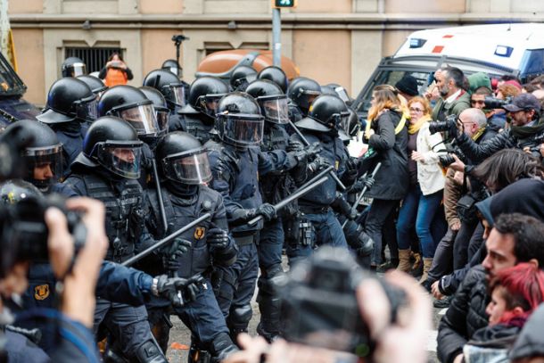 Protestniki in policisti v Barceloni po aretaciji Carlesa Puigdemonta v Nemčiji