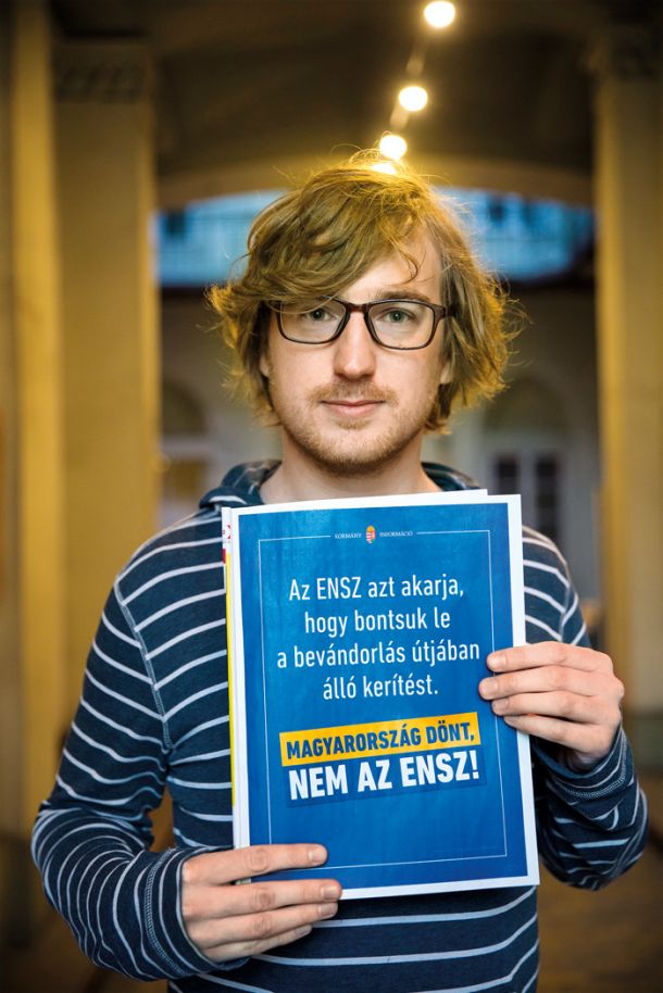 Raziskovalec Krisztian Simon z oglasom madžarske vlade, uperjenim proti OZN. 