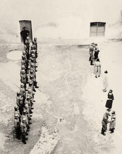 Nemci streljajo talke v celjskem zaporu Stari pisker med 2. svetovno vojno 