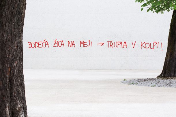 Grafit na spravnem spomeniku v Ljubljani 