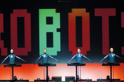 Navdušujoč nastop skupine Kraftwerk leta 2004 v ljubljanskih Križankah. Bo tako tudi v Stožicah?